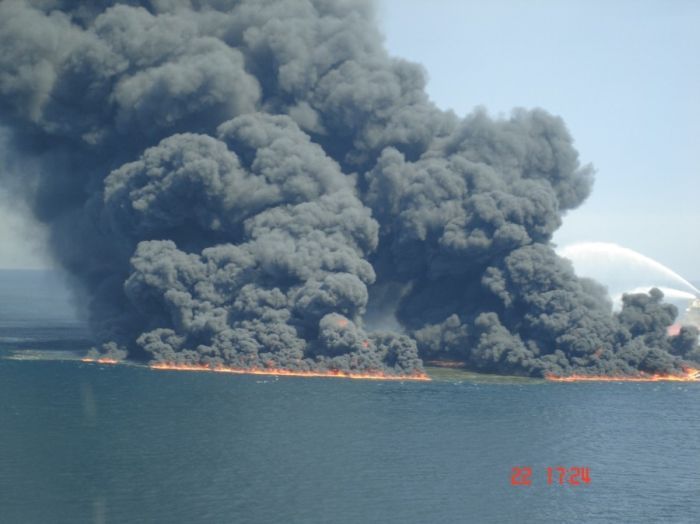 Пожар
 на нефтяной вышке. Продолжение (36 фото)