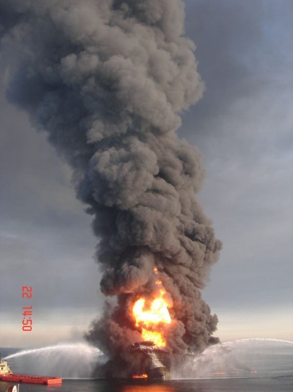 Пожар
 на нефтяной вышке. Продолжение (36 фото)