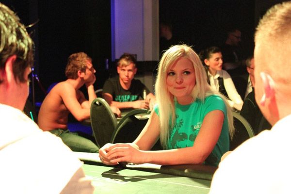 Турнир по стрип-покеру (30 фото)