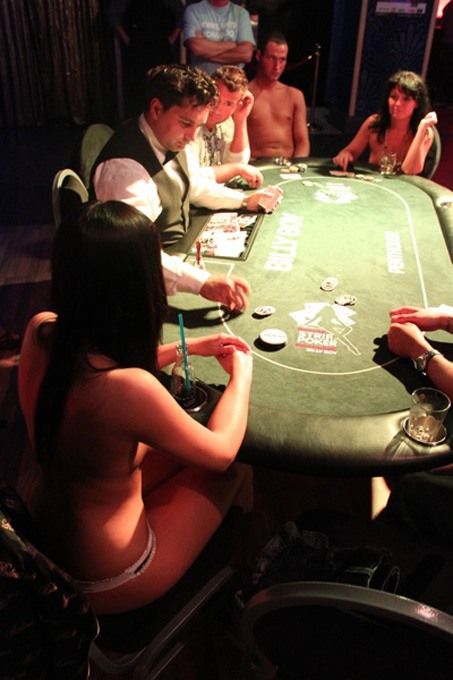 Турнир по стрип-покеру (30 фото)