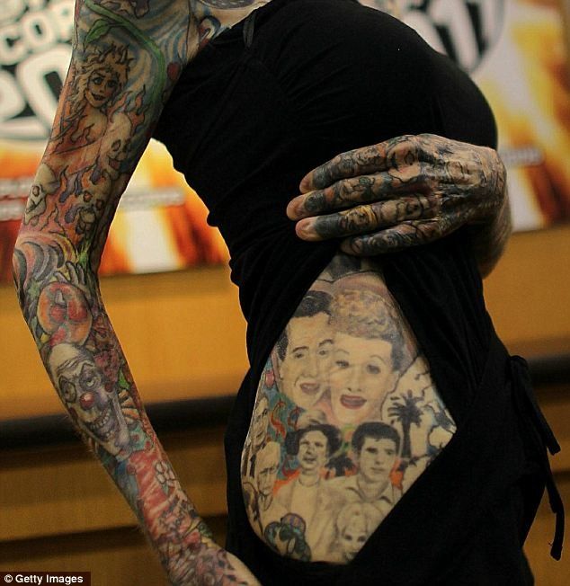 Все татуировки Джулии, содержащие персонажей любимых мультяшек и 
известных людей, делал один мастер.