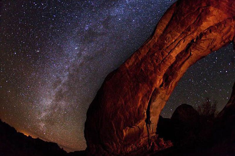 1. Млечный путь на ночном небе над Национальным парком Арки в штате Юта, США. Фотограф Брет Вебстер использует ночное небо национальных парков, в родном штате Юта, в качестве холста для создания фотографий, отражающих всю мелочность нашей планеты по сравнению с великим космосом. (BRET WEBSTER / BARCROFT USA)