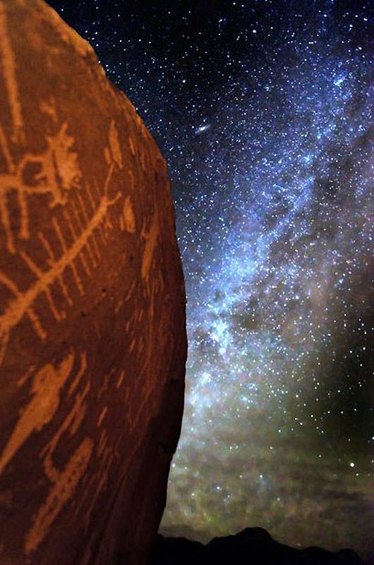11. Прекрасный Млечный путь над различными наскальными рисунками, включая изображение многоножки. (BRET WEBSTER / BARCROFT USA)