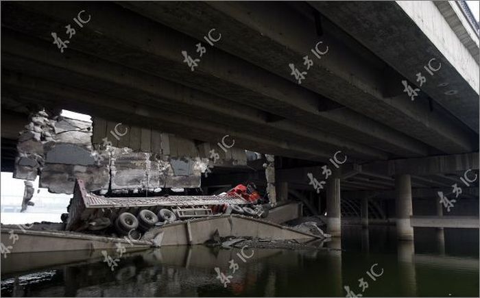 Китайский мост поглотил китайский грузовик (11 фото)