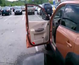 Девушка неудачно перешагнула лужу