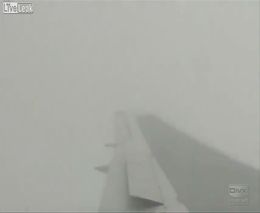 Молния ударила в крыло самолета