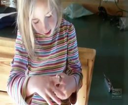 Пятилетняя девочка с легкостью взламывает замок
