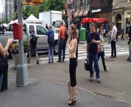 Топлес в центре города
