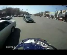 Еще один разворот перед байкером