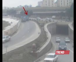Мусоровоз упал с моста