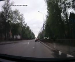 Неудачно объехал мертвую кошку