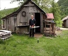 Как открыть бутылку пива бензопилой