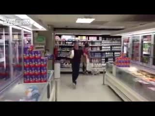 Падение в магазине