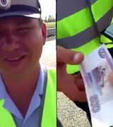 Сотрудник ДПС берёт взятку 