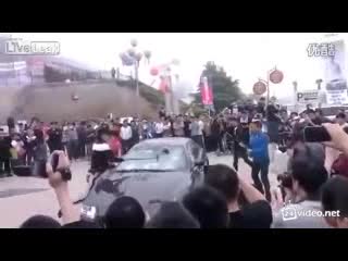 Китаец размолотил Maserati в знак протеста