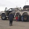 огромное авто, колеса, дети, 