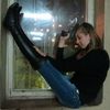 Яркие фото девушка, оружие, прикол, подъезд,