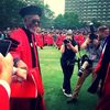 Фотоприкол фото темнокожий, прикол, костюм, нелепый вид,