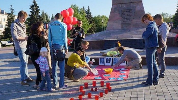 памятник, активисты, презерватив, спид
