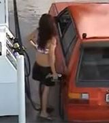 Жесткий фейл девушки на заправке