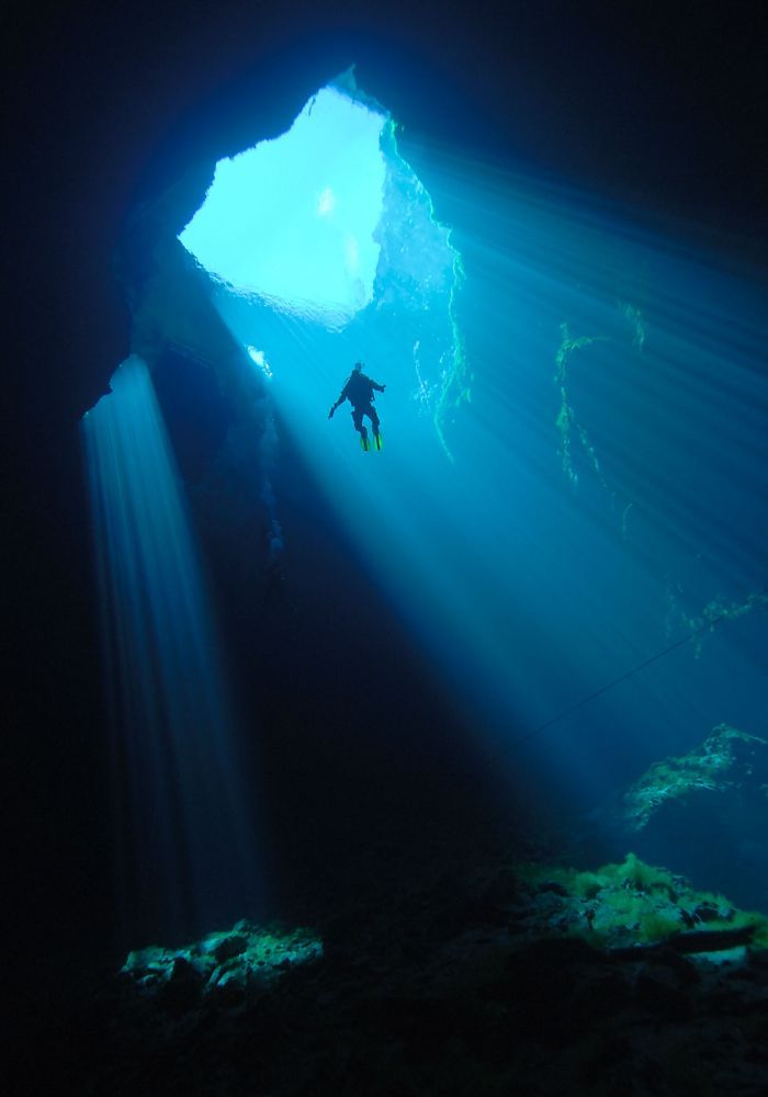под водой, красота природы, пещера, лучи света,