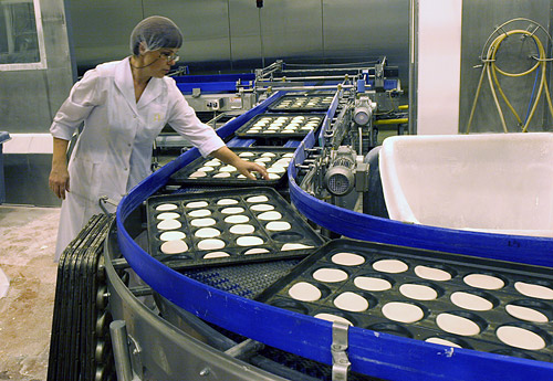 На снимке: булочки на конвейере. В час производится 15 500 булочек. Мы к ним еще вернемся.