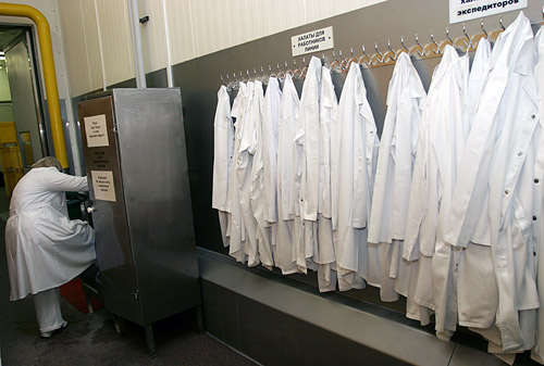 На входе в цеха установлены аппараты для мытья рук и обуви (рабочим выдается специальная обувь, рассчитанную на водные процедуры).