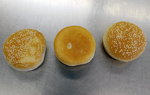 Для сравнения: слева и в центре - бракованные булочки, справа - правильная, качественная булочка.