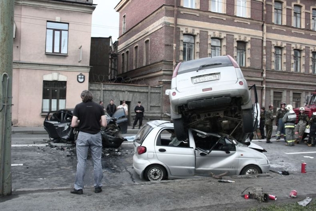 Жуткая авария в Питере на Ждановской набережной (9 фото)