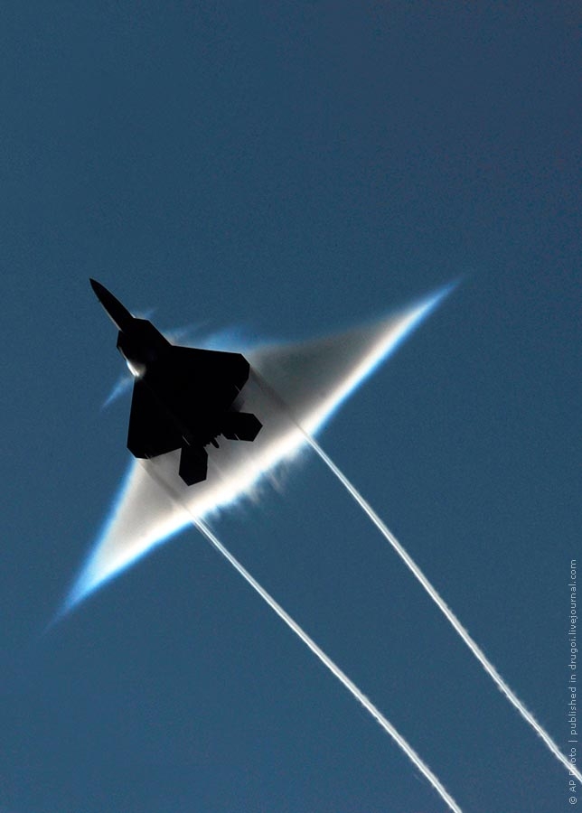 22.06.2009, США, Аляска | Самолет ВВС США F-22 Raptor, пролетая над авианосцем «John C. Stennis», демонстрирует нам эффект Прандтля-Глоерта в действии.