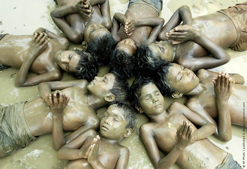 26.06.2009, Индия | Дети из деревни Нари Бари под Аллалабадом участвуют в ритуальном обряде по вызыванию дождя в засушливое летнее время. Местные власти сообщают, что от жары и засухи, охватившей несколько индийских штатов, погибли по меньшей мере 24 человека.