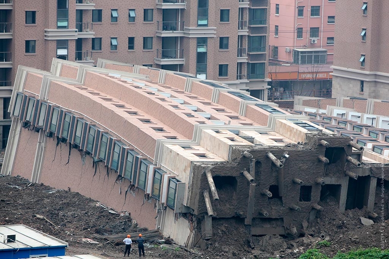27.06.2009, Китай | В районе новостроек Шанхая рухнул только что построенный 13-этажный жилой дом. Погиб один рабочий.