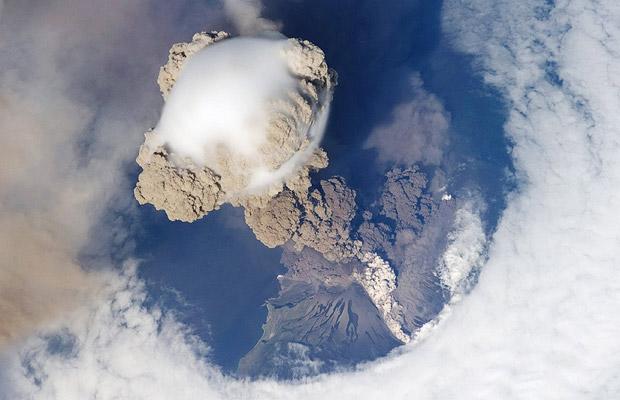 24 июня. Вид с орбиты на начало извержения вулкана Сарычев на Курильских островаж