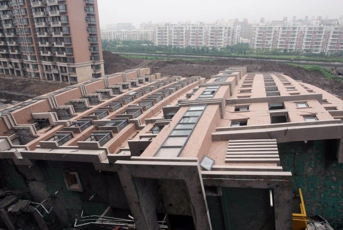 В Шанхае рухнул 13-этажный дом (6 фото)