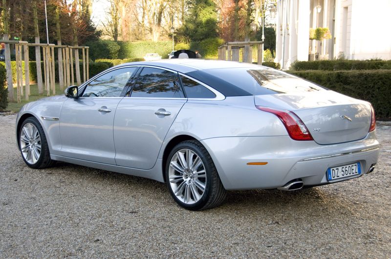 В 
России начались продажи роскошного Jaguar XJ (61 фото)