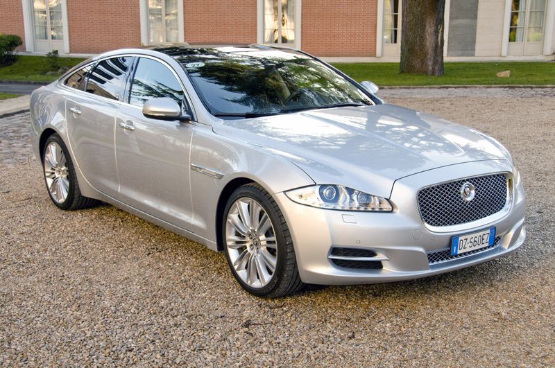 В 
России начались продажи роскошного Jaguar XJ (61 фото)