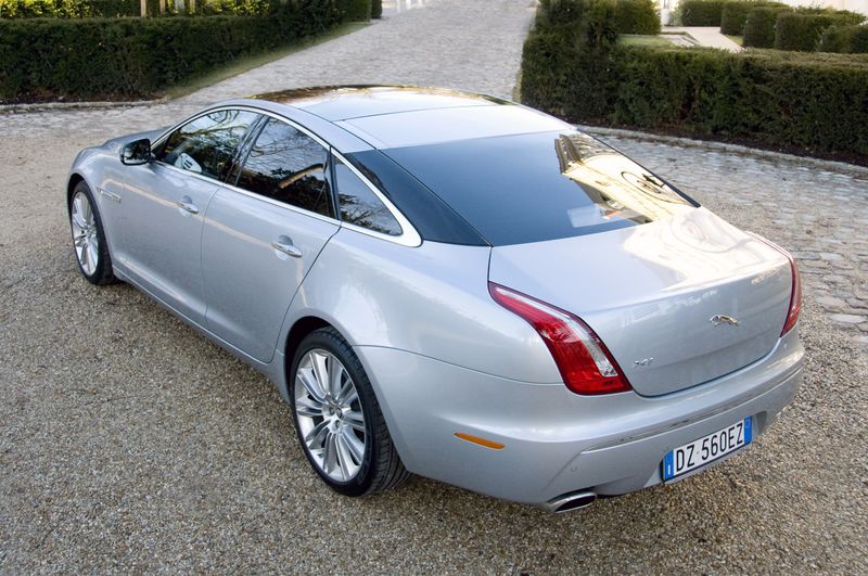 В 
России начались продажи роскошного Jaguar XJ (61 фото)