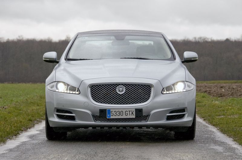В 
России начались продажи роскошного Jaguar XJ (61 фото)
