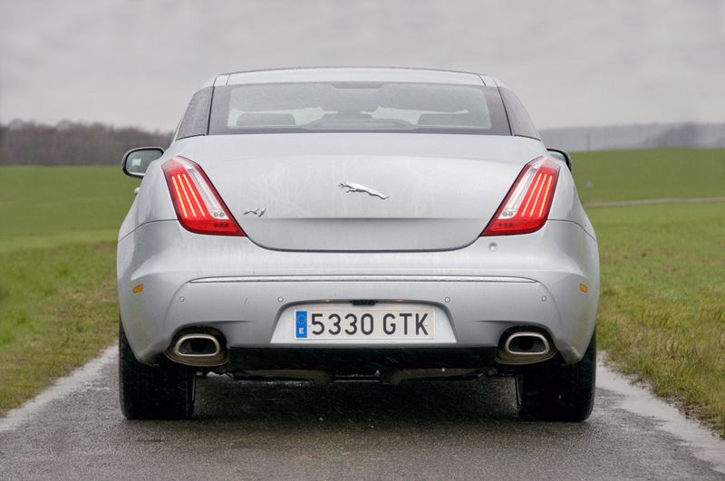 В 
России начались продажи роскошного Jaguar XJ (61 фото)