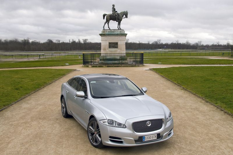 В 
России начались продажи роскошного Jaguar XJ (61 фото)