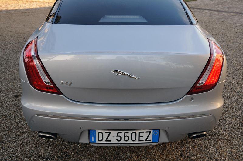 В 
России начались продажи роскошного Jaguar XJ (61 фото)