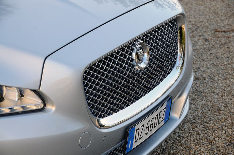 В 
России начались продажи роскошного Jaguar XJ (61 фото)