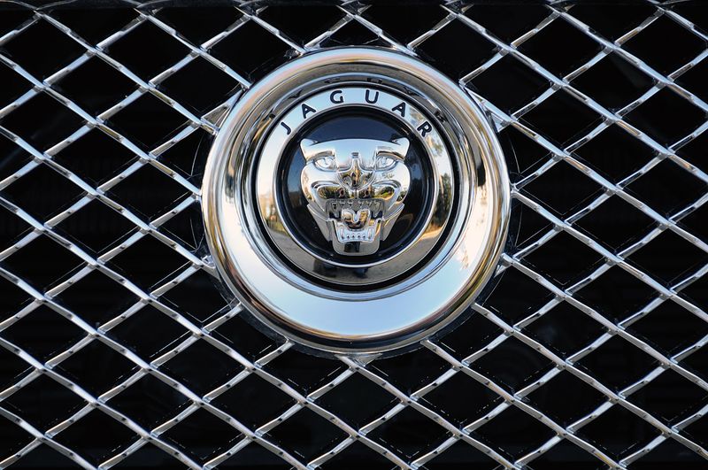 В 
России начались продажи роскошного Jaguar XJ (61 фото)