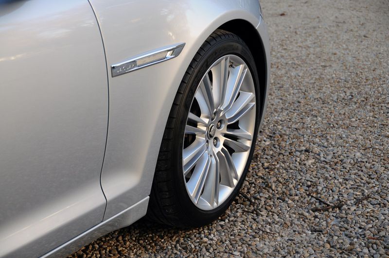 В 
России начались продажи роскошного Jaguar XJ (61 фото)