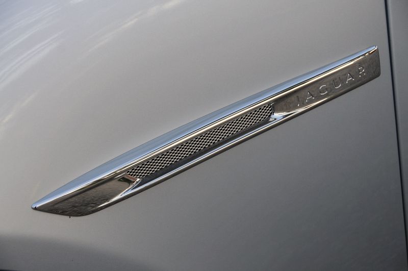 В 
России начались продажи роскошного Jaguar XJ (61 фото)