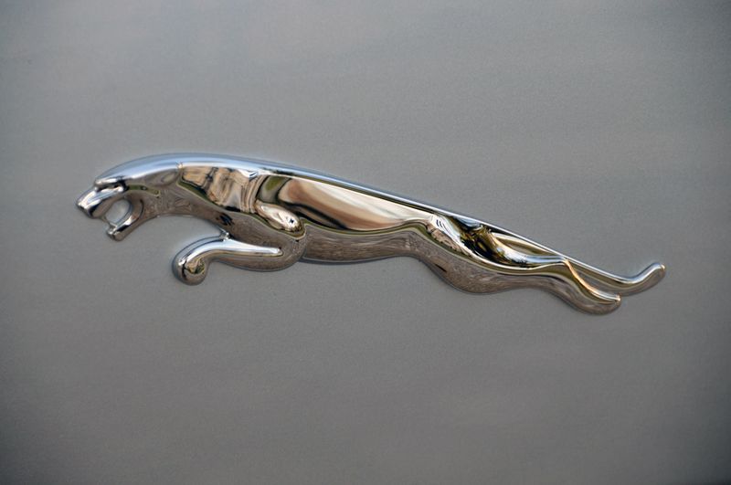 В 
России начались продажи роскошного Jaguar XJ (61 фото)