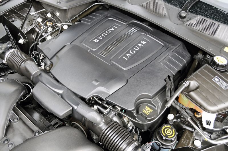 В 
России начались продажи роскошного Jaguar XJ (61 фото)