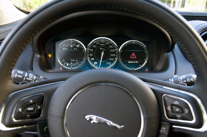 В 
России начались продажи роскошного Jaguar XJ (61 фото)