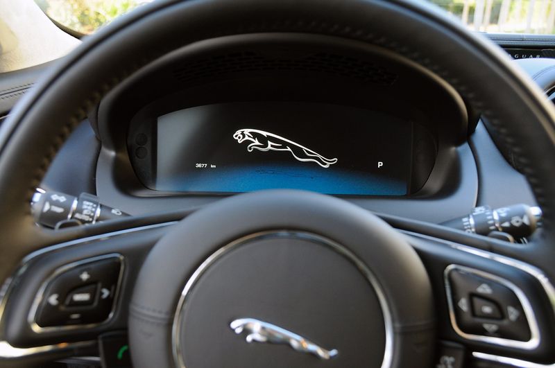 В 
России начались продажи роскошного Jaguar XJ (61 фото)