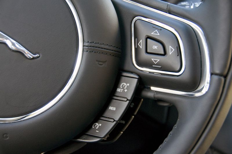 В 
России начались продажи роскошного Jaguar XJ (61 фото)